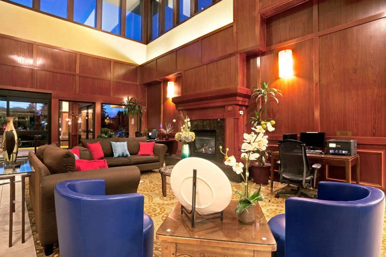 Отель Ramada By Wyndham Tukwila Southcenter Экстерьер фото